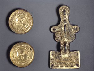 Et par tallerkenbrocher og en broche med firkantet hoved, fundet i Fairford, Gloucestershire, angelsaksisk, 5.-6. århundrede (forgyldt kobberlegering)